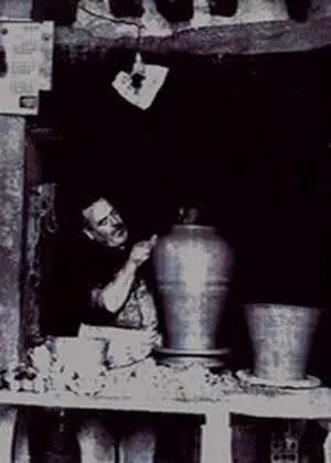 Mi abuelo y maestro artesano, torneando una tinaja en su torno de pie.